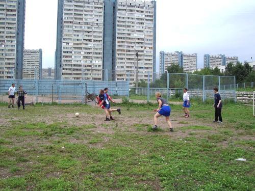 В футбол играют настоящие...